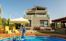 A Cozy Eco Villa By The Sea